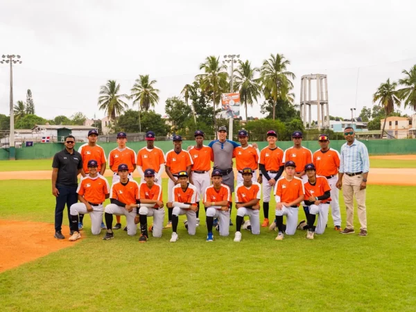 Ubaldo Jimenez (centro) junto a los jugadores del equipo Orange