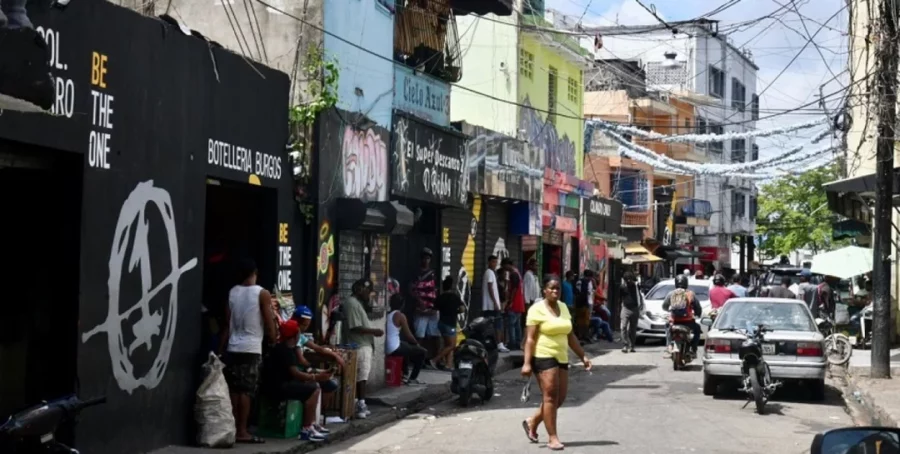 Una de las calles icónicas del Capotillo, barrio de donde han salido muchos de los principales exponentes del dembow. Archivo Una de las calles icónicas del Capotillo, barrio de donde han salido muchos de los principales exponentes del dembow. Archivo
