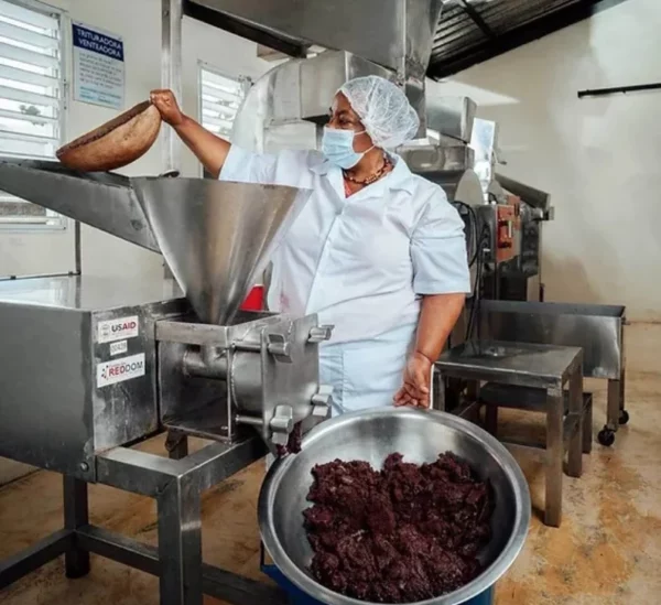 Unas de las mujeres mientras extrae la materia prima. Fuente externa