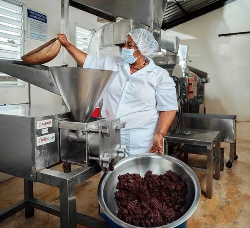 Unas de las mujeres mientras extrae la materia prima. Fuente externa Unas de las mujeres mientras extrae la materia prima. Fuente externa