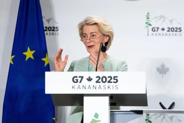 Fotografía de la presidenta de la Comisión Europea, Ursula von der Leyen, durante la reunión del G7, en Kananaskis (Canadá)