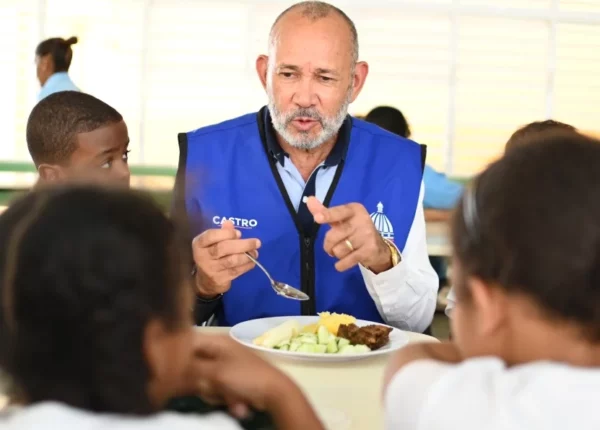 Víctor Castro, director de Inabie, disfruta de alimentos. Fuente externa