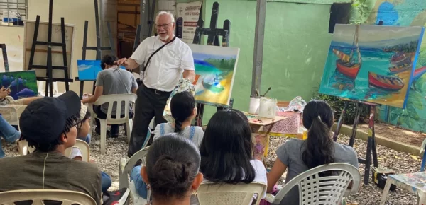 El artista Willy Pérez disfruta enseñar a la nueva generación de niños y jóvenes.