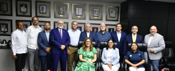 Vitelio Mejía junto a los presidente de equipos de la Lidom