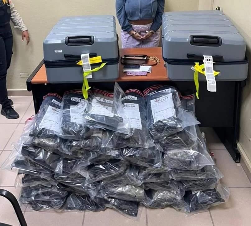 AEROPUERTO CIBAO: ARRESTAN MUJER CON DOS MALETAS LLENAS PRESUMIBLEMENTE MARIHUANA AEROPUERTO CIBAO: ARRESTAN MUJER CON DOS MALETAS LLENAS PRESUMIBLEMENTE MARIHUANA