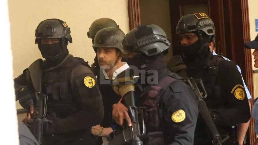 Agentes penitenciarios trasladan a Antonio Espaillat, dueño discoteca Jet Set Agentes penitenciarios trasladan a Antonio Espaillat, dueño discoteca Jet Set