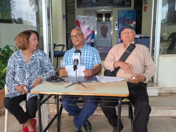 Coordinador general del MMV Olivo De León, Mercedes Castillo subcoordinadora del MMV, y José Bujosa Mieses, presidente ad vitam del movimiento.