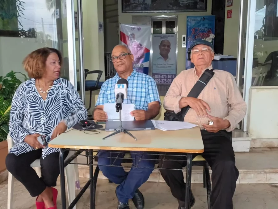 Coordinador general del MMV Olivo De León, Mercedes Castillo subcoordinadora del MMV, y José Bujosa Mieses, presidente ad vitam del movimiento. Coordinador general del MMV Olivo De León, Mercedes Castillo subcoordinadora del MMV, y José Bujosa Mieses, presidente ad vitam del movimiento.