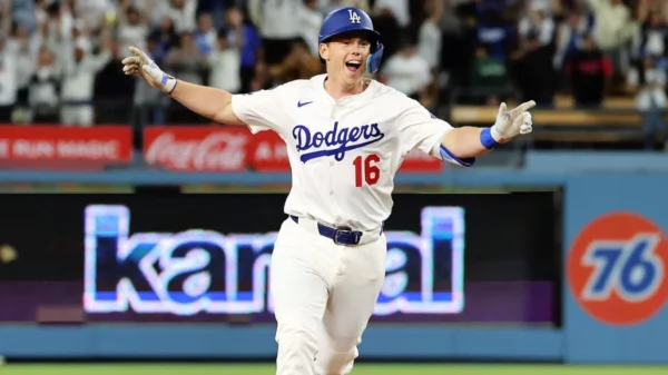 Will Smith celebra tras pegar jonrón