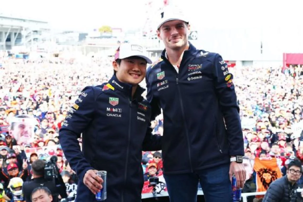 Yuki Tsunoda y Max Verstappen, compañeros en Red Bull en F1. Getty Images