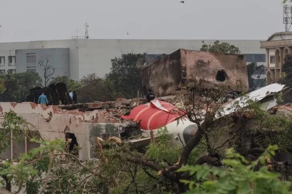 Funcionarios inspeccionan el lugar del accidente aéreo cerca del Aeropuerto Internacional Sardar Vallabhbhai Patel en Ahmedabad.