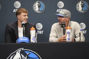 Cooper Flagg junto al dirigente Jason Kidd
