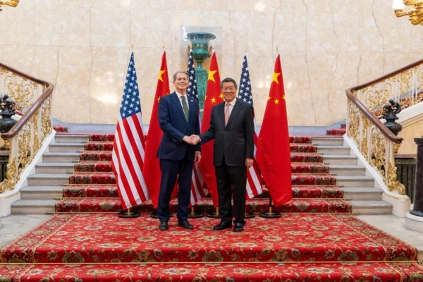 El secretario del Tesoro de EEUU, Scott Bessent, y el viceprimer ministro chino, He Lifeng, durante el encuentro de las delegaciones de Estados Unidos y China en el centro de Londres.