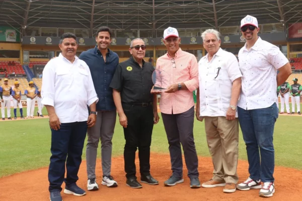 Stanley Javier recibe una placa por parte de la DCNB. Desde la izquierda Diógenes De La Cruz, Raymond Rodríguez, Víctor García Sued, Stanley Javier, Winston Llenas y Sócrates Aguasvivas.