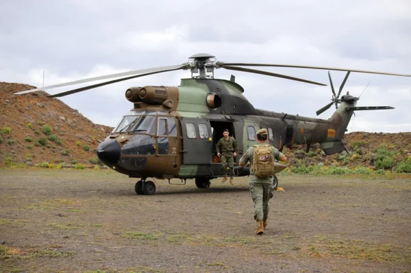 Imagen de archivo de un helicóptero del Batallón de Helicópteros de Maniobra número 6 (BHELMA VI) del Ejército de Tierra, con base en Tenerife. EFE/Luis G. Morera