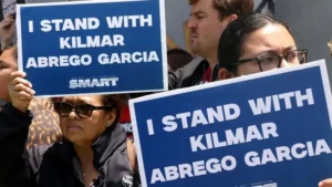 El gobierno de Trump retorna a EE.UU. a Kilmar Ábrego, el migrante a quien deportó por error a la megaprisión de El Salvador, y lo acusa de dos delitos