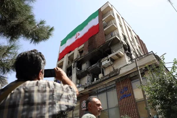 Edificio dañado por un ataque israelí, este miércoles en Teherán.