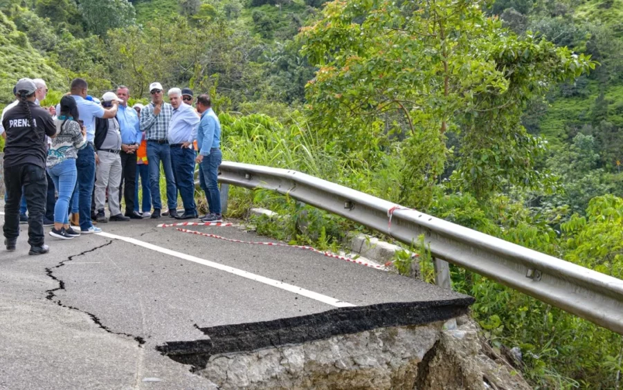 obras publicas-deslizamiento de tierra-carretera Maimón obras publicas-deslizamiento de tierra-carretera Maimón