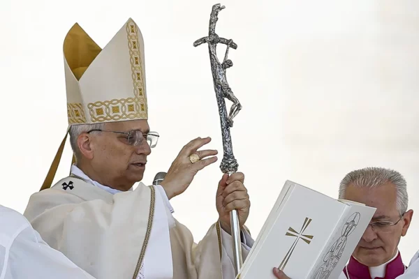 papa en misa con cruz