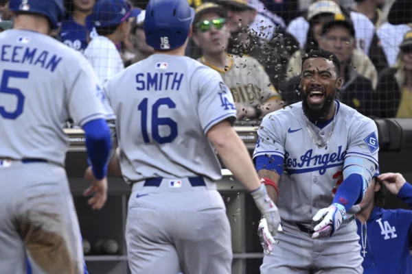 Jugadores de los Dodgers celebran triunfo