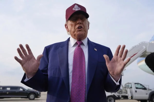 trump con la gorra roja