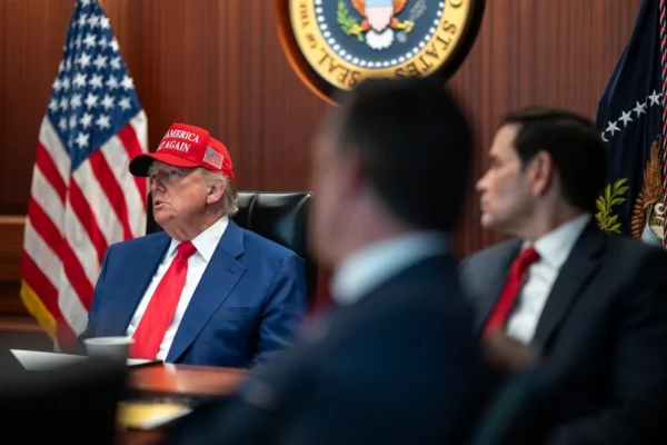 trump con la gorra roja y corbata