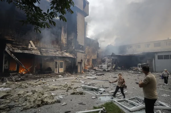 Residentes locales pasan junto al lugar del ataque con drones tras un ataque nocturno en Kiev