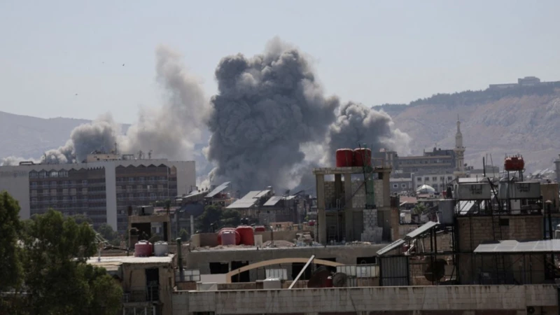 Imagen de uno de los bombardeos israelíes en Damasco. Imagen de uno de los bombardeos israelíes en Damasco.
