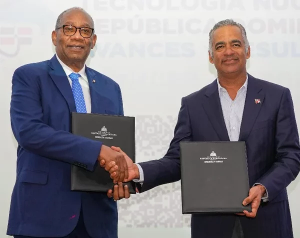 Editrudis Beltrán y Joel Santos  muestran el acuerdo.