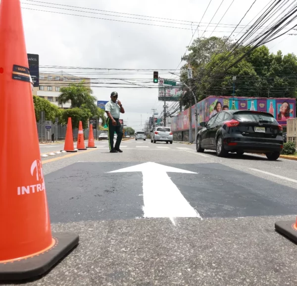 Inician giros a la izquierda en la Lope de Vega.  Eliezer Tapia.