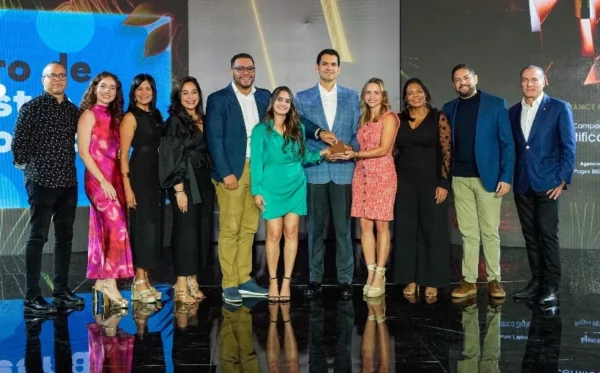 Ejecutivos de Qik Banco Digital    reciben premios.