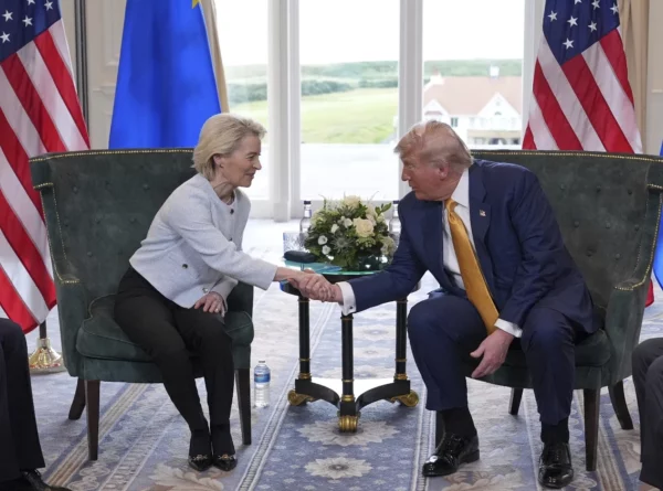 “Ambos queríamos llegar a un acuerdo”, dijo  Donald Trump.  A su lado, Ursula von der Leyen.