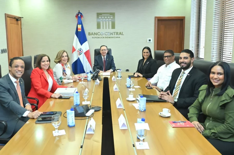Funcionaria entregó al gobernador el informe “Dominicanos en el exterior 2024”. Funcionaria entregó al gobernador el informe “Dominicanos en el exterior 2024”.