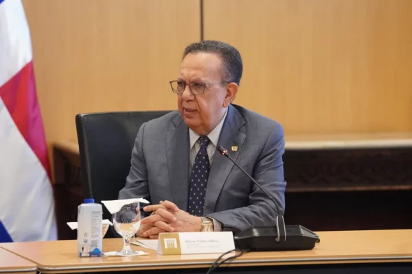 El gobernador del Banco Central, Héctor Valdez Albizu, pondera beneficios de medidas.