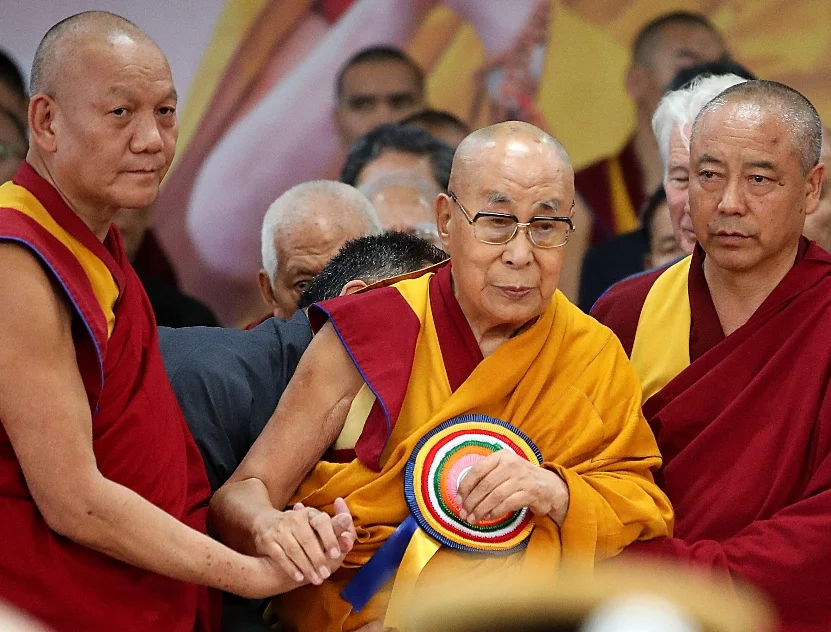 El dalái lama, que vive en la India, celebró su 90 cumpleaños. El dalái lama, que vive en la India, celebró su 90 cumpleaños.