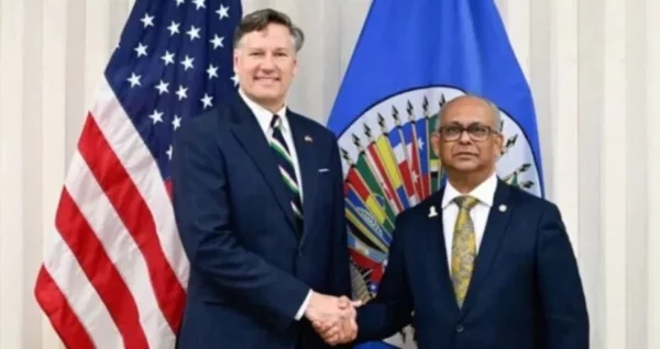 Christopher Landau con  el premier  haitiano, Alix  Fils-Aimé.