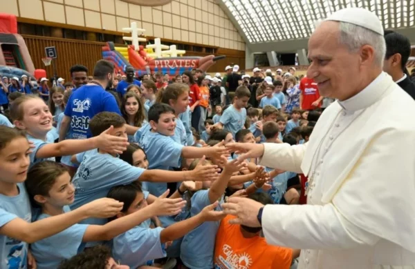 El papa León XIV saludó  sorpresa a unos 120  jóvenes.