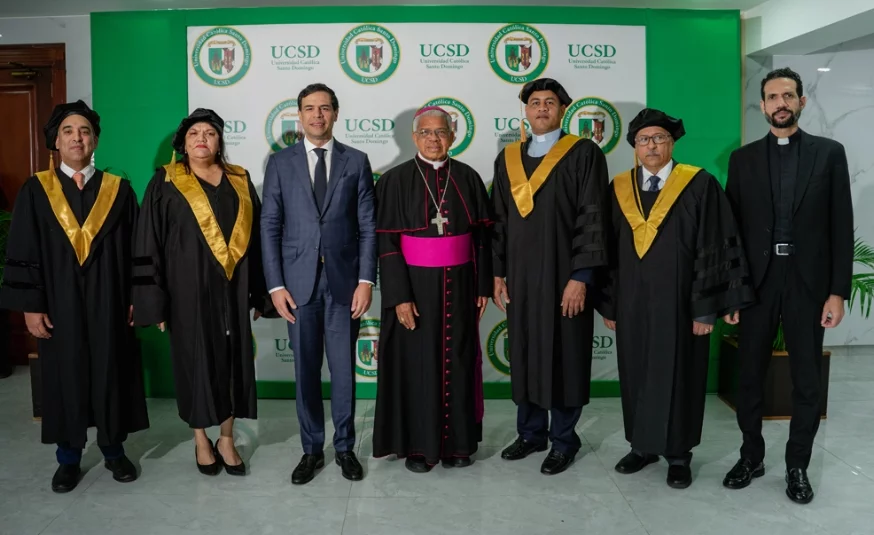 José A. Tavárez, Ynmaculada Torres, Roberto A. Salcedo, Mons. Ozoria, P. José Luis de la Cruz, Francisco Hernández y Tomás Pérez.