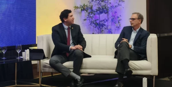 Diálogo  moderado por   Servio Tulio Castaños en el marco del encuentro   “Nuevas Tendencias en Pensiones”,  del SIPEN.