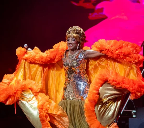 Los  cambios de vestuario  estuvieron llenos de color, brillo y teatralidad.