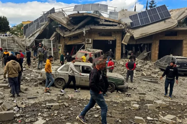 Varias víctimas permanecen bajo los escombros y en las calles.