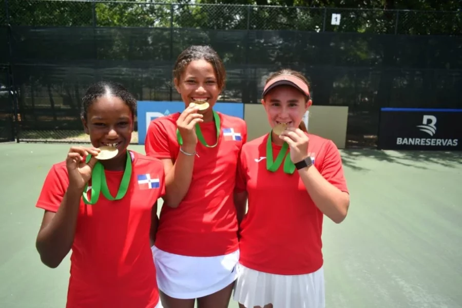 2-Kyara KhayyatEquipos-, Ana Paula Vega y Elaine Martínez, campeonas del torneo, muestran sus medallas. 2-Kyara KhayyatEquipos-, Ana Paula Vega y Elaine Martínez, campeonas del torneo, muestran sus medallas.