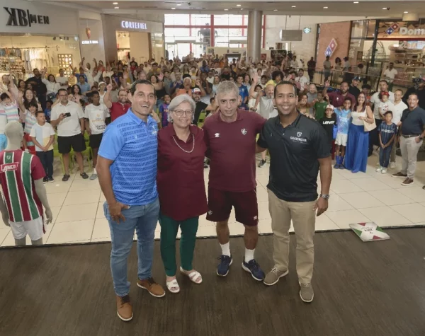 Rubén Díaz, Cándida Mejía, de la Academia de Fútbol Base Fluminense, los participantes y los ejecutivos de Lanco Dominicana, Enrique Angulo y André Medeiro.
