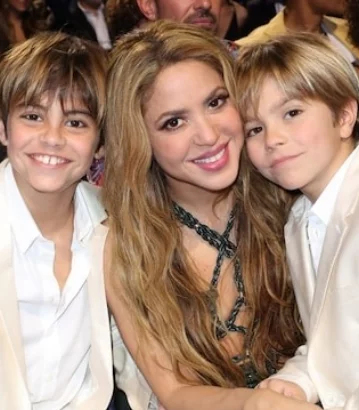 Shakira con sus hijos Milan y Sasha.