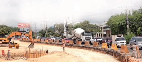 Con los trabajos  de ampliación, el tráfico se ha tornado más complicado.  Elieser Tapia