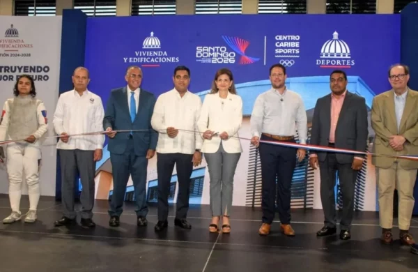La vicepresidenta de la República, Raquel Peña, corta la cinta para hacer entrega del pabellón de Esgrima. Le acompañan Garibaldy Bautista, Luis Mejía Oviedo,  Kelvin Cruz, Carlos Bonilla, José P. Monegro y Felipe Vicini.