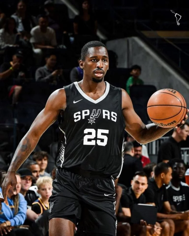 David Jones está literalmente ridiculizando la defensa rival en Summer League NBA. Archivo David Jones está literalmente ridiculizando la defensa rival en Summer League NBA. Archivo