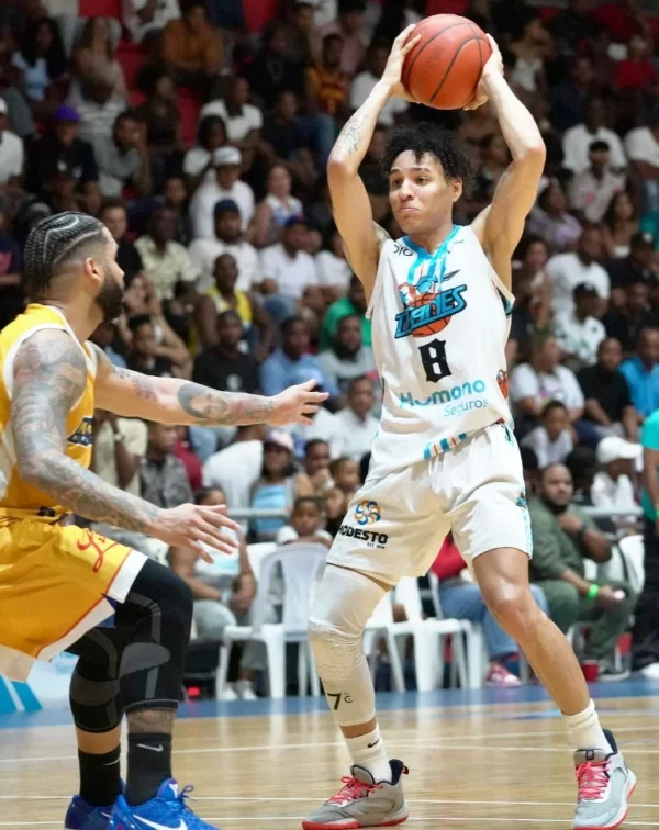 Richard Bautista (Titanes) defendido por Brandone Francis (Metros) .