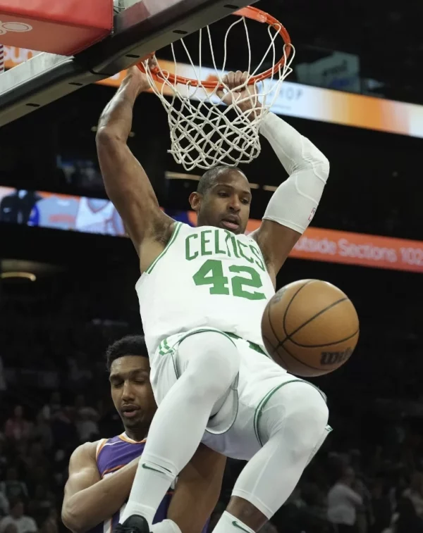 Al Horford  continúa  sin firmar en el mercado de agentes libres de la NBA.  Archivo