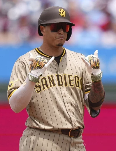 Manny Machado celebra por dar el doble  con bases llenas.